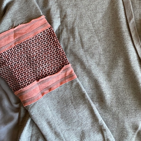 *BNWT* Large Oversized Easel Pullover - Picture 4 of 5